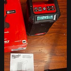 MILWAUKEE BLUETOOTH SPEAKER  M18 18V Lithium-Ion Cordless Wireless Bluetooth Jobsite Speaker (Tool-Only)