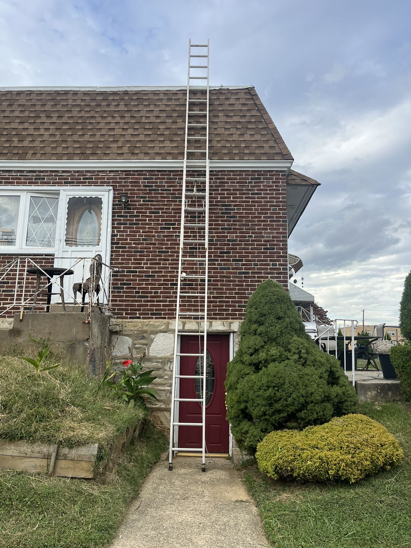 32 FT. Louisville Aluminum Extension Ladder
