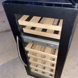 LIKE NEW Allavino 24" Wide Vite II Tru-Vino 99 Bottle Dual Zone Stainless Steel Right Hinge Wine Refrigerator