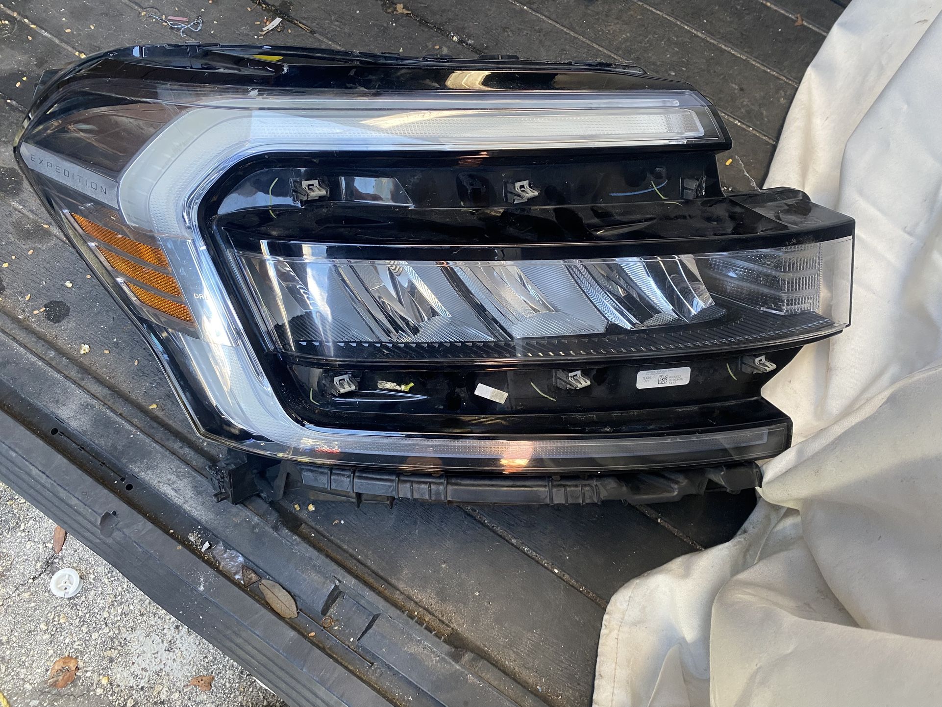 2022 Ford Expedito Right Headlight