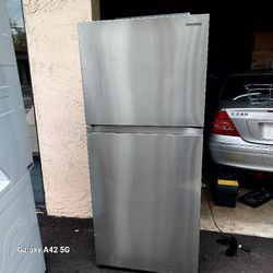 33 Wide Samsung Dark Stainless Refrigerator