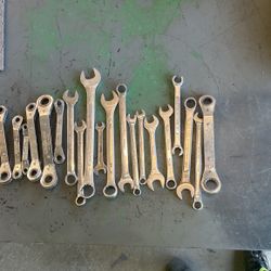 Wrenches Assorted Plus Some rachet Wrenhes Included