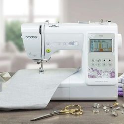 Embroidery/Sewing Machine  SE600 + ALL ACCESSORIES IN THE PICTURES