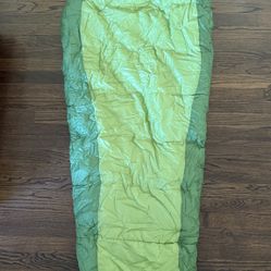 Alps Mountaineering Sleeping Bag: 20° Synthetic Kiwi/Green WITH Frelaxy Compression Sack
