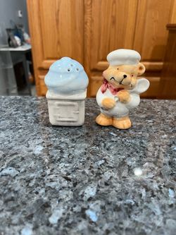 Ceramic Vintage Teddy Bear Chef with a spoon and Ice cream.  Pair of salt and pepper shakers.  Size approximately Teddy Bear 3 3/4 inches tall and Ice