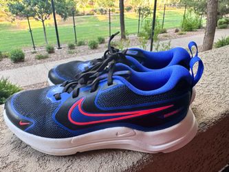 Nike boys running shoe size 4