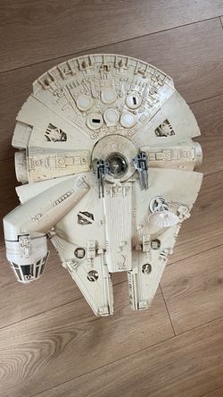 Vintage Star Wars Millennium Falcon Complete but has a couple of broken pieces. See pics.