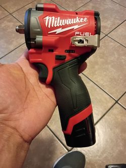 550 LBS TORQUE M12 Milwaukee fuel 3/8 stubby impacto con batería $200 fijo NO OFERTAS