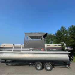 30ft Sun Tracker Pontoon