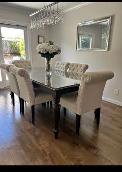 Elegant Dining https://offerup.com/redirect/?o=c2V0LkRlbGl2ZXJ5 available