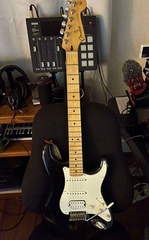 FENDER STRATOCASTER! LIKE NEW! MIM