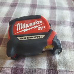 25 foot tape measure  Milwaukee