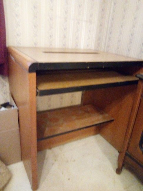 Wood Computer Desk   PRICE REDUCTION 35.00