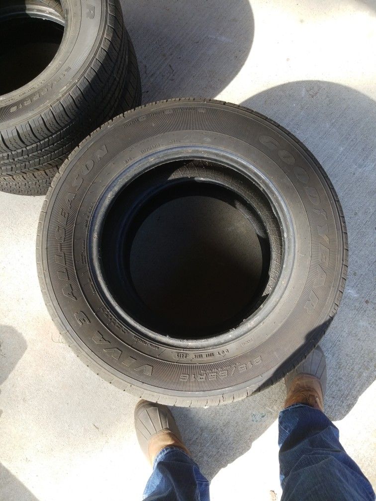4  GOODYEAR  215/65R16 All Season Viva3