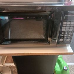 Mainstay Microwave 1yr Old Works Good Just Upgraded To Dif Size