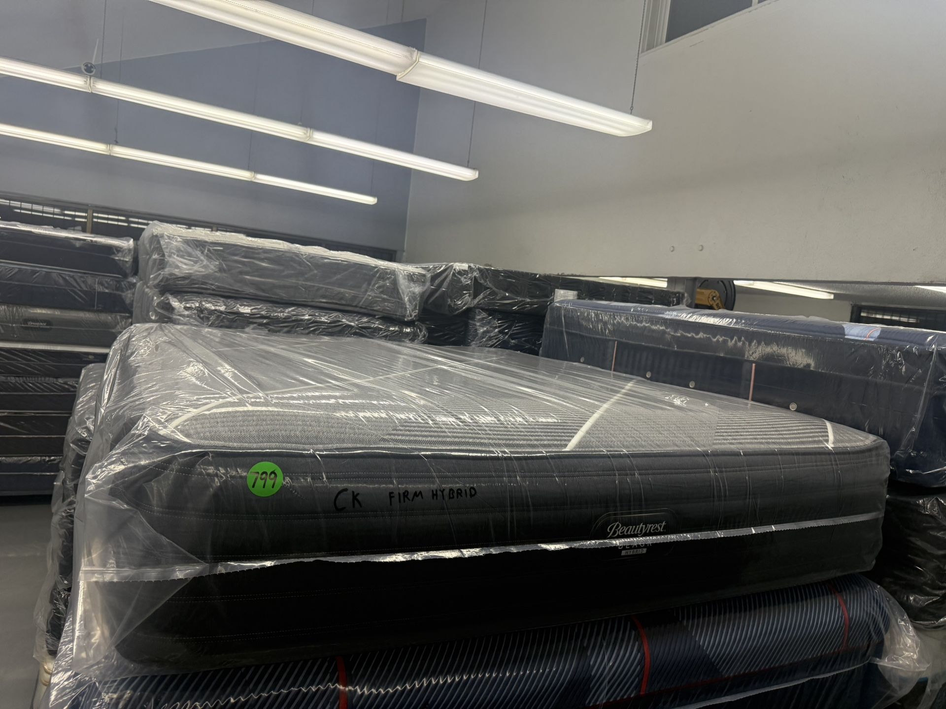 CALIFORNIA KING SIZE SIMMONS BEAUTYREST BLACK HYBRID MATTRESS & BOX SPRINGS BED SET