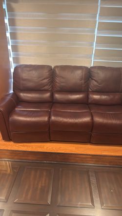 Couch with two recliner on the side