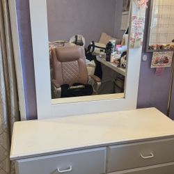 Dresser With Mirror 