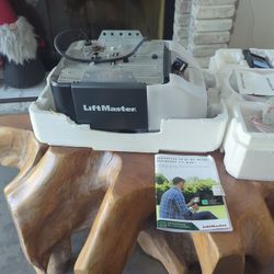 LiftMaster 8160W Garage Door Opener – Brand New in Box