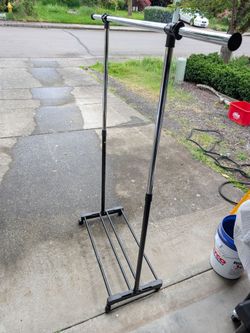 Rolling clothes rack