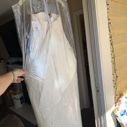 Oleg Cassini Wedding Dress. Never Worn. Strapless Sweetheart Neckline.