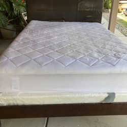 Queen Size Brown Bed Frame With Mattress 