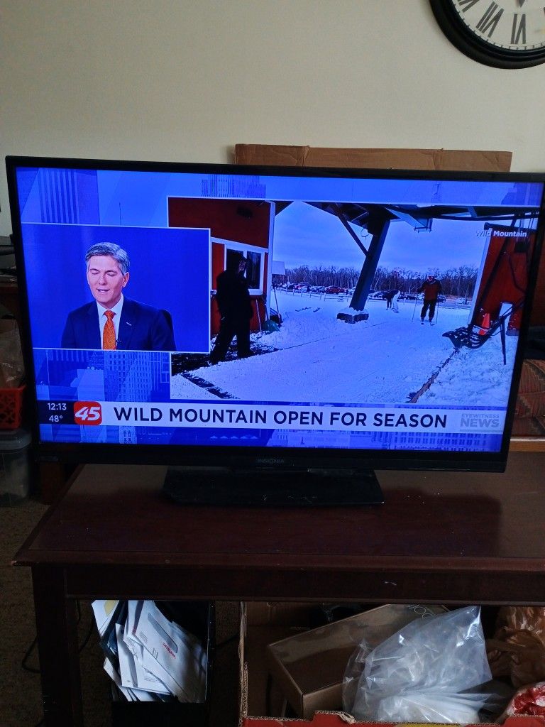 39 Inch insignia TV With Remote