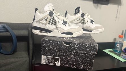 AIR JORDAN 4 RETRO / MILITARY BLACK / SIZE 8 OR 9.5