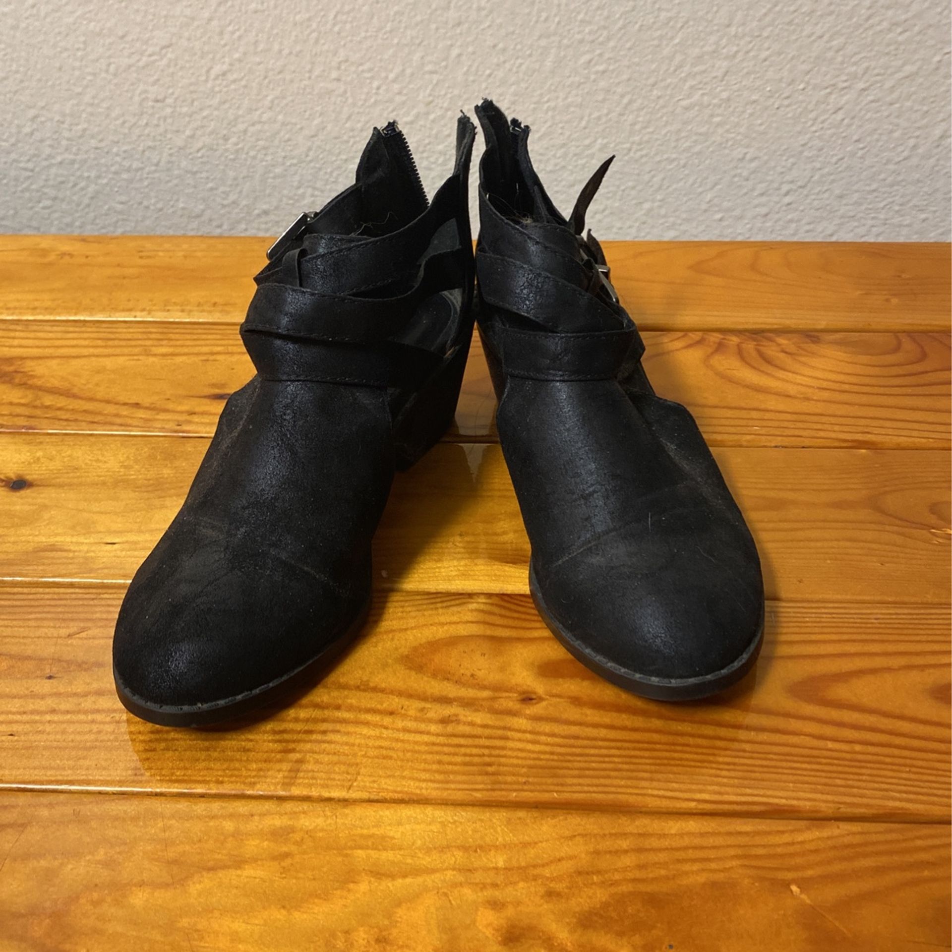 size 1 black short heel shoes