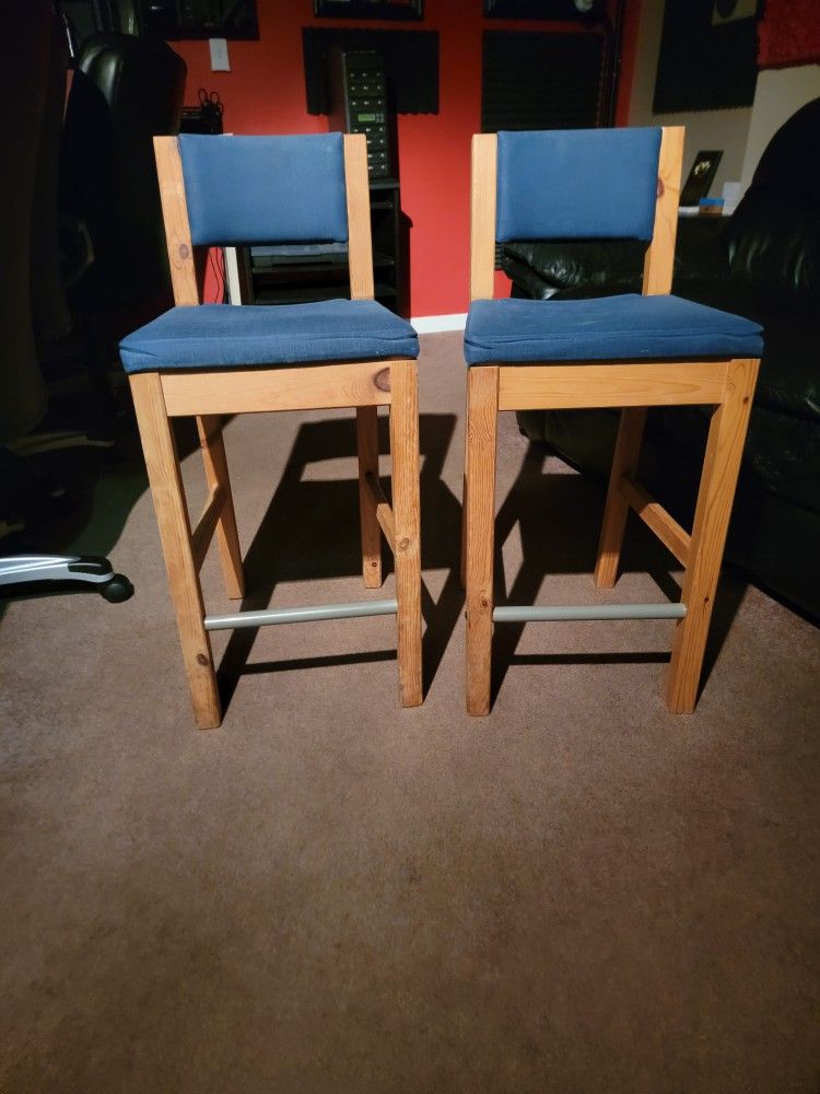 BLUE CUSHION/WOOD STOOLS