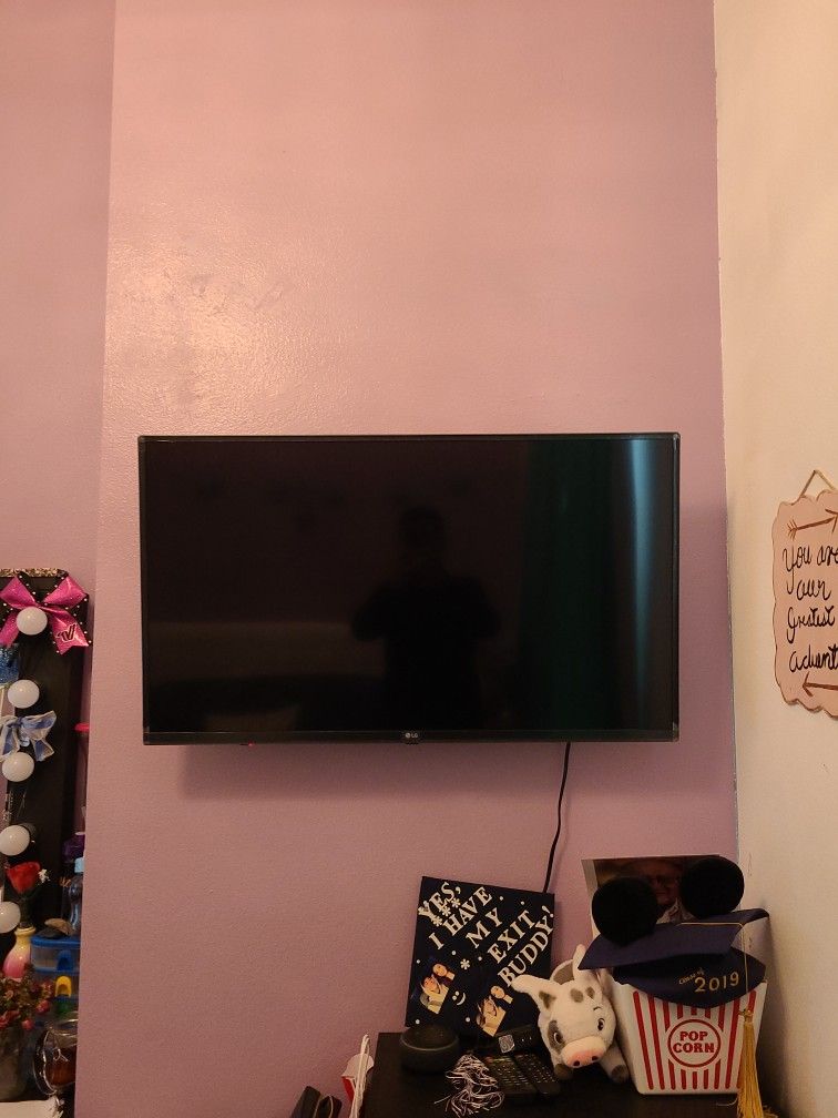 Lg TV 1080p Like New Barely Used 39"