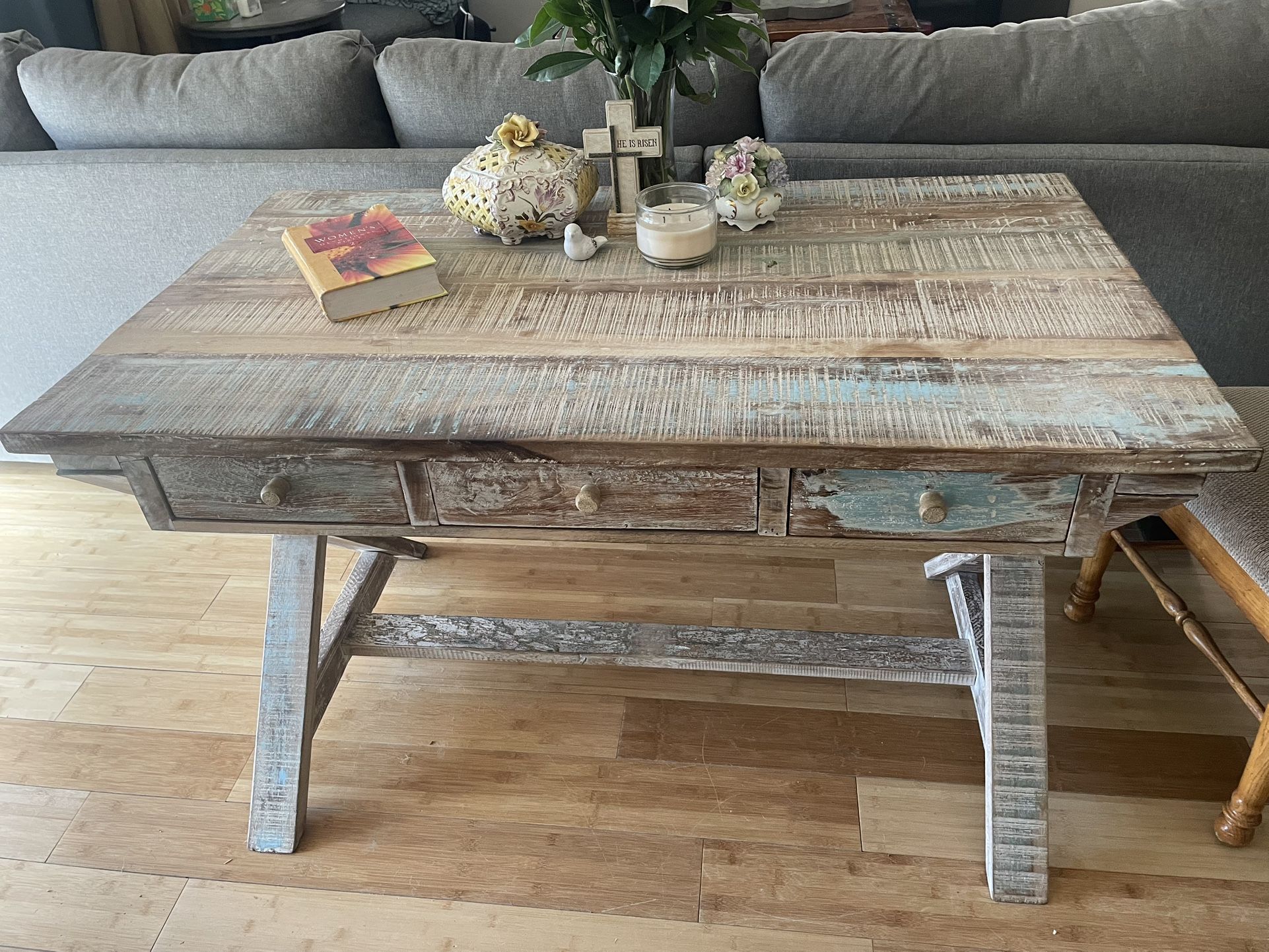 Table/desk Cross legged 