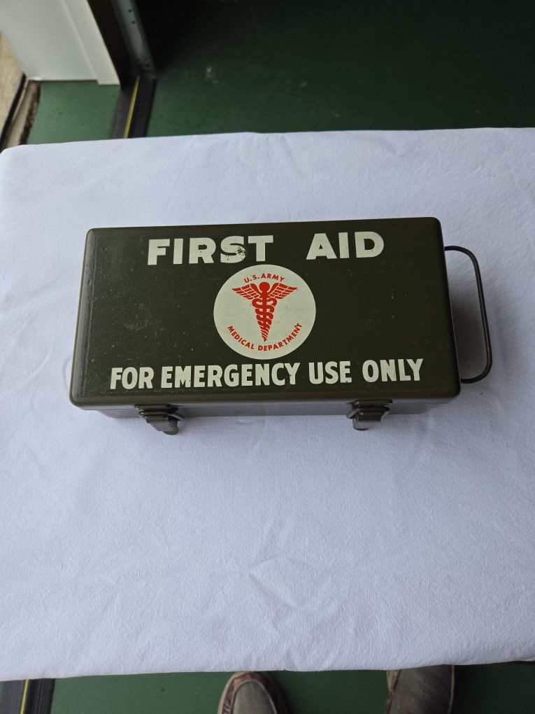 WW 2 JEEP FIRST AID BOX