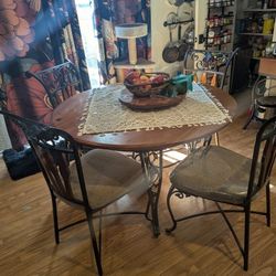Dining Room Table And 4 Matching Chairs 