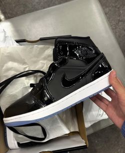 Jordan’s 1 MID SE Size 9