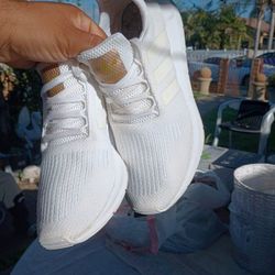 👟 ADIDAS SWIFT RUN🤍🪙