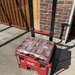 Milwaukee pack out set includes everything pictured