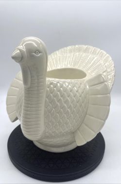 
Bath & Body Works Turkey 3 Wick Ceramic Candle Holder Luminary Centerpiece NWT


The Bath & Body Works Turkey 3 Wick Ceramic Candle Holder is a festi