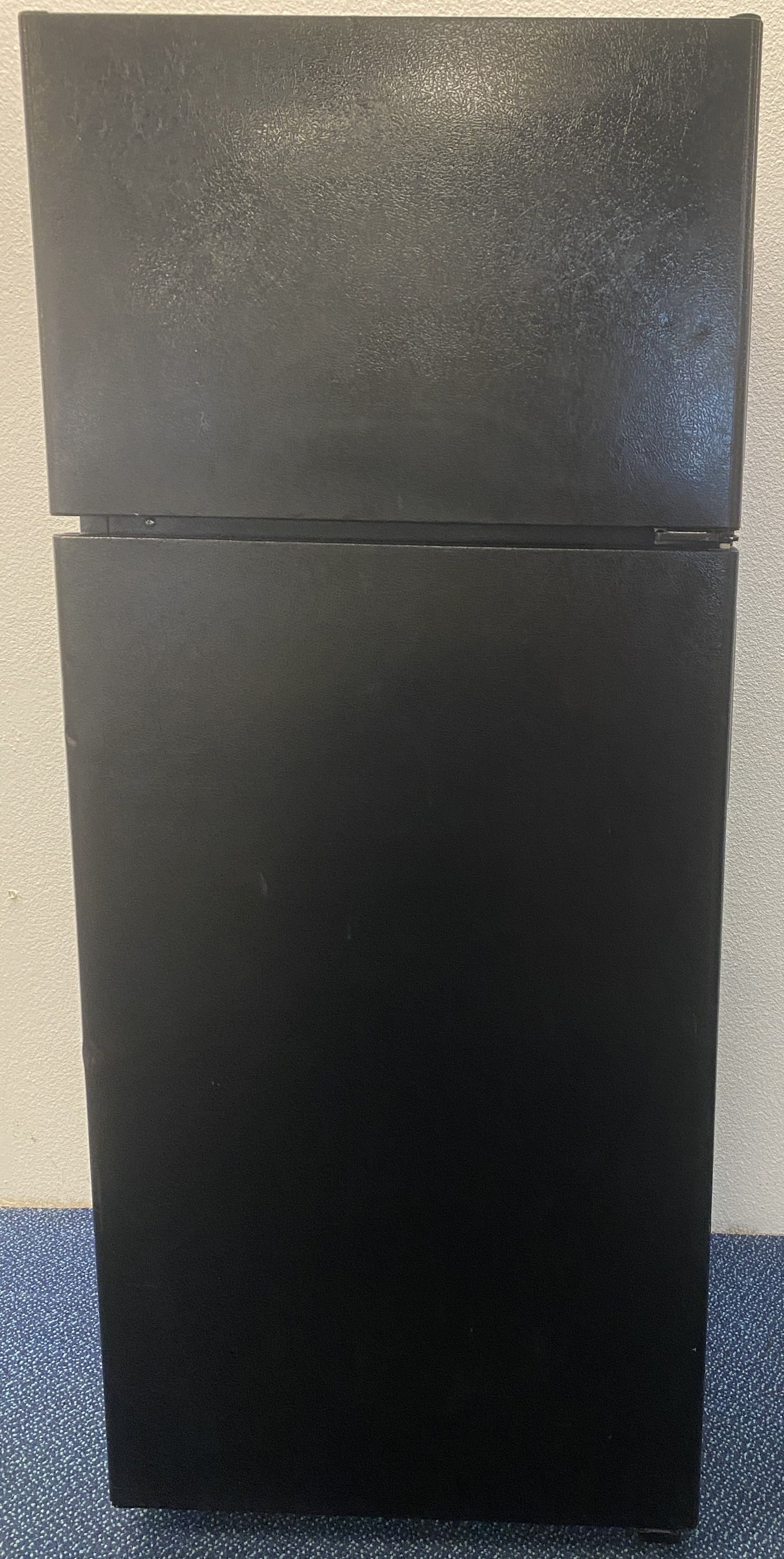 Black Hotpoint Top Freezer Refrigerator (1-0127)