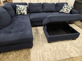 Thomasville Sectional with Storage Ottoman

Delivery Available!