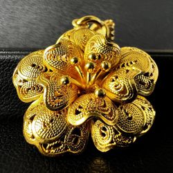 22k solid yellow Gold flower shaped Pendant 7.6 grams