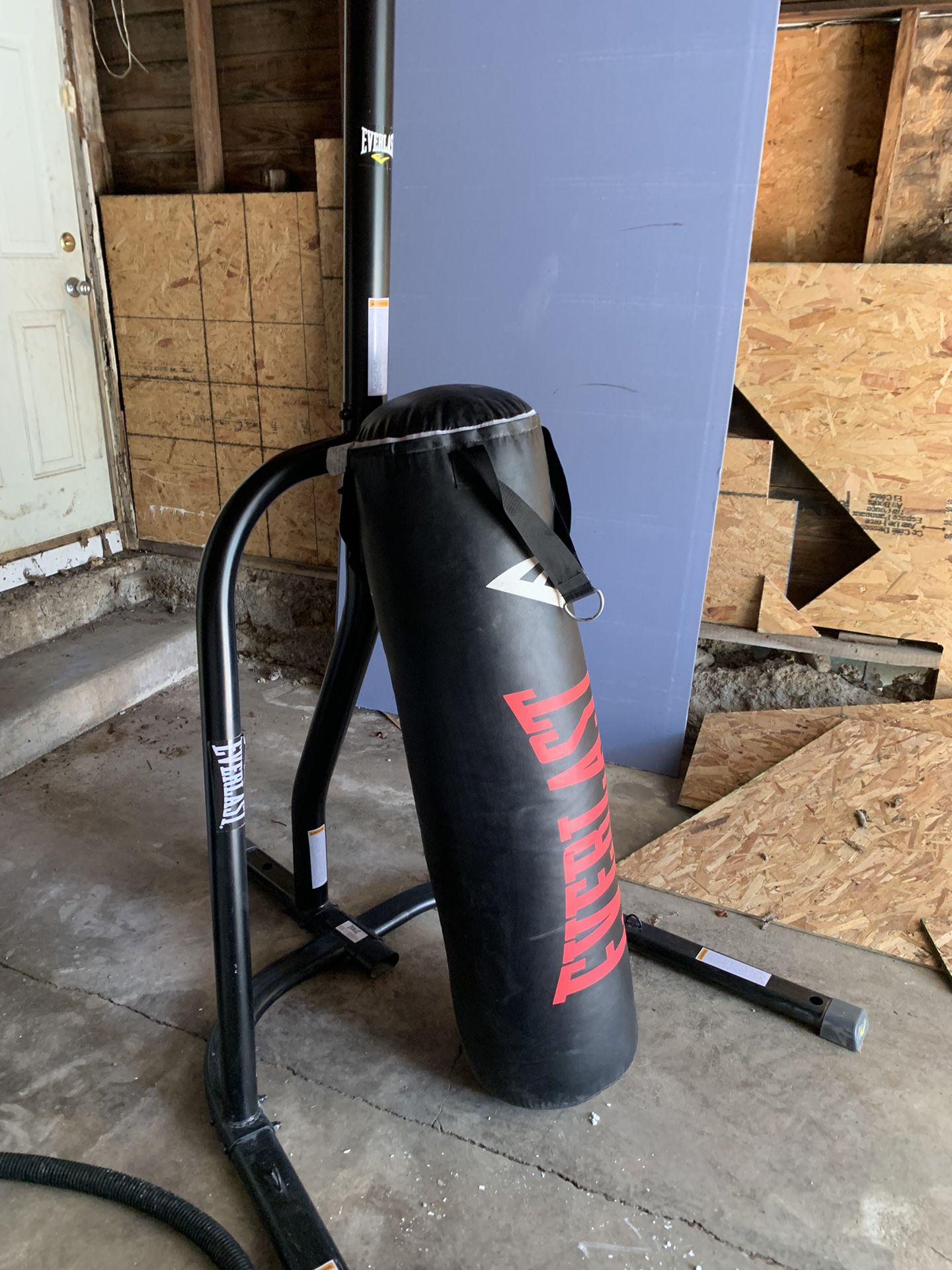 EVERLAST BOXING PUNCHING BAG AND HOLDING RACK