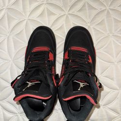 Jordan 4- Red Thunder Size 10.5