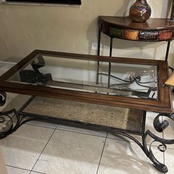 Coffee table with two end tables and 2 lamps.