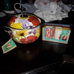 Salt And Pepper Shaker With A Pot Set