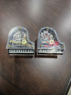 Vintage Schmid Clear Acrylic Embossed Grand Piano ''Jingle Bells'' Collectibles