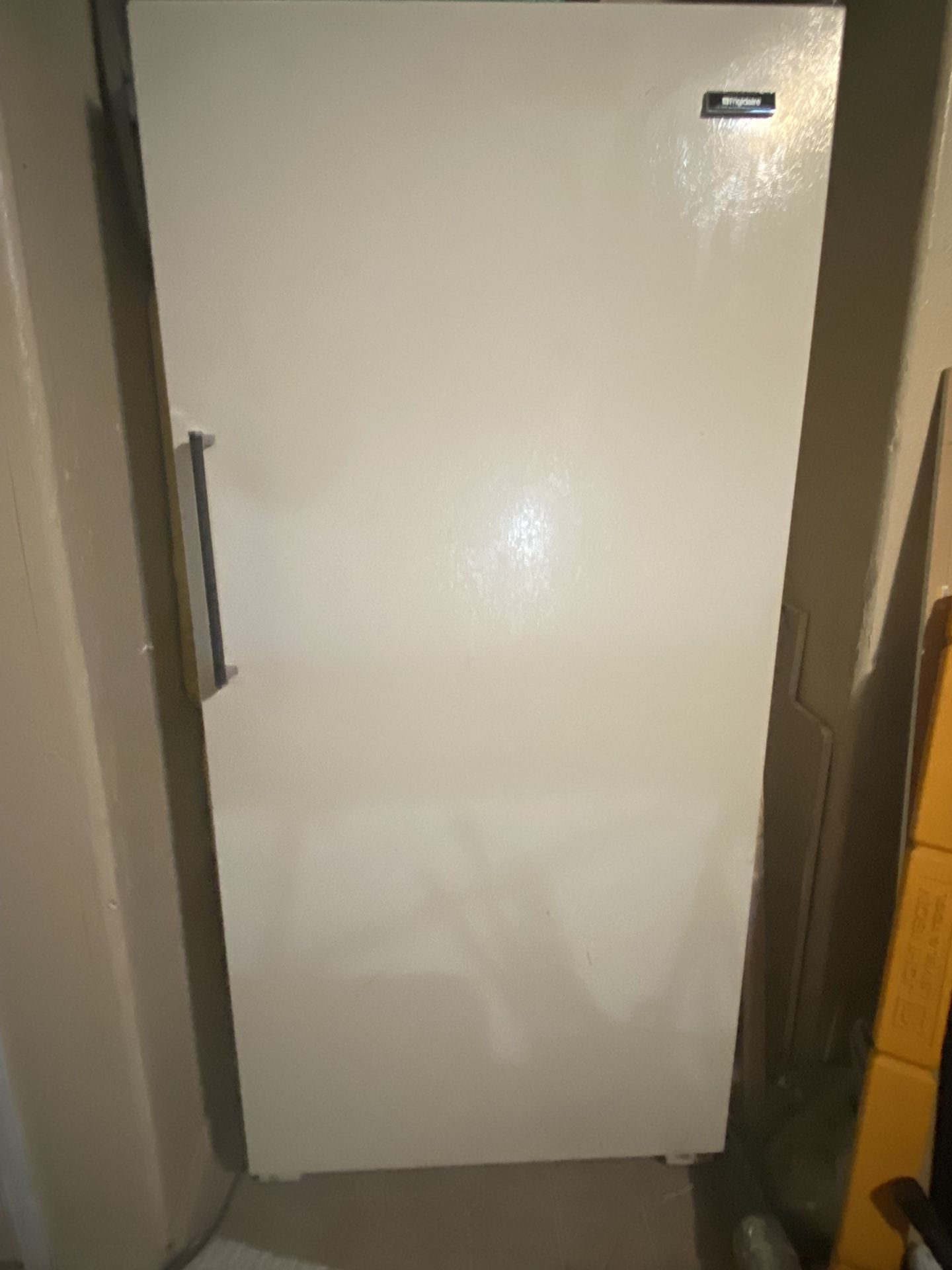 Frigidaire Food Freezer Upright UF-21D Features +4 full width shelves