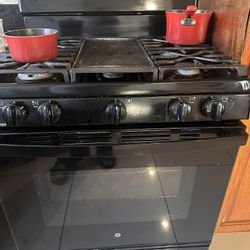 GE Gas Stove With Center Grill