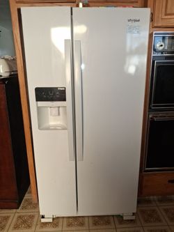 Clean Whirlpool Refrigerator/Freezer Side-by-Side