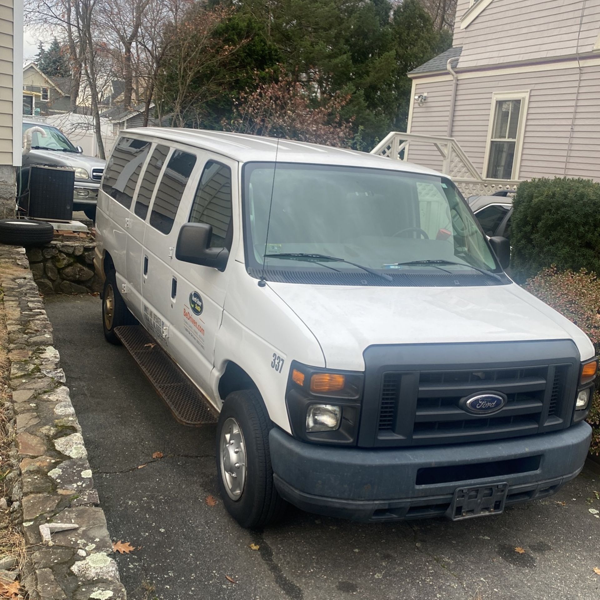 2013 Ford 350 ECONO XL Super Duty Passenger Van